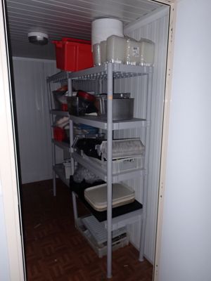 une pièce avec une étagère sur laquelle sont posés de la vaisselle et des assiettes