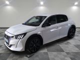 la voiture blanche est garée sur un sol en damier dans le garage
