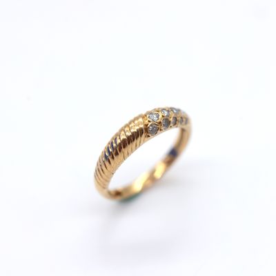 gros plan d'une bague en or avec des diamants sur fond blanc