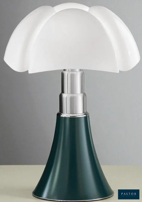 une lampe posée sur une table