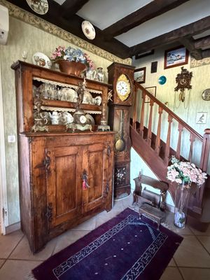 Buffet et son contenu, dont garniture pendule allégorique et…