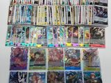 beaucoup de cartes sur la table avec beaucoup d'entre eux