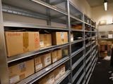 Les cartons sont empilés sur des étagères dans une salle de stockage d'un entrepôt