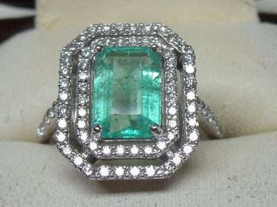 Bague en or blanc 18K, à pans coupés, sertie d’une émeraude …