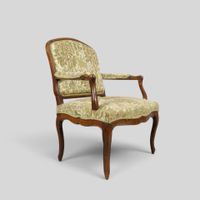 Fauteuil à dossier droit en noyer mouluré et sculpté, accoto… (photo 4)