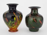 deux vases posés l'un à côté de l'autre sur une surface blanche