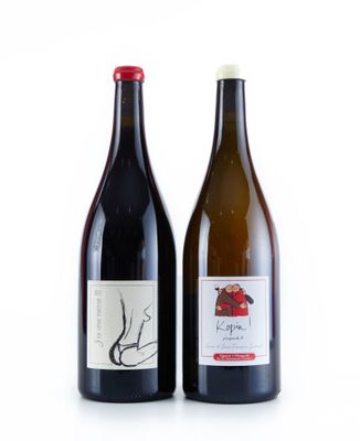 deux bouteilles de vin posées l'une à côté de l'autre sur une surface blanche