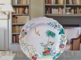 une assiette posée sur une table devant une bibliothèque
