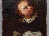 portrait d'un jeune garçon vêtu d'un manteau noir et tenant un tissu blanc