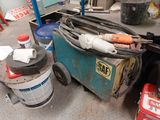 une photo montrant un tas d'outils et de matériel dans un garage