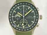 un gros plan d'une montre-bracelet avec un bracelet vert