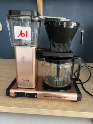 une cafetière et un mixeur posés sur une table
