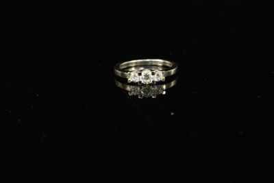 GAREL. Bague jarretière en or gris 18 K (750), sertie de tro…