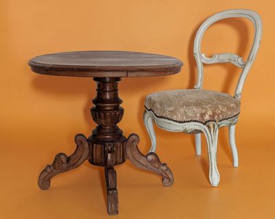 deux chaises et une table sur fond jaune