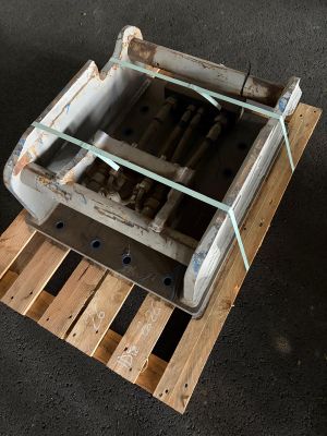 une palette en bois sur laquelle est posé un conteneur métallique