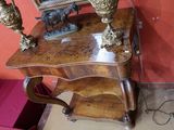 une petite table sur laquelle se trouve un miroir