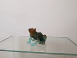 une table en verre sur laquelle se trouve une petite figurine