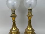 paire de lampes de table anciennes en laiton avec des globes en verre dépoli