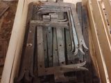 une boîte en bois comportant une porte métallique à l'intérieur