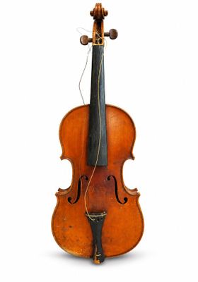 un vieux violon posé sur une surface blanche