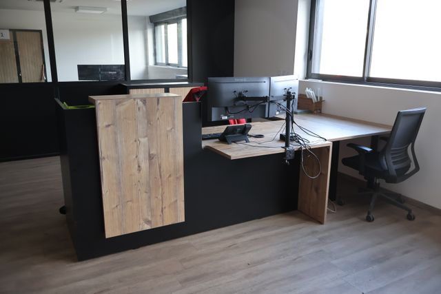 Mobilier de bureau de manufacture contemporaine, métal laqué noir...