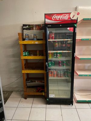 Ensemble du magasin comprenant : - Photo 1