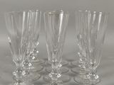 six verres à vin transparents posés sur une table