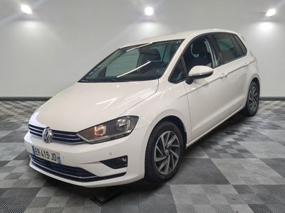 une Volkswagen B blanche garée en épi sur un sol à damier