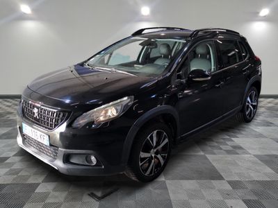 la voiture noire est garée dans le garage sur le sol en damier