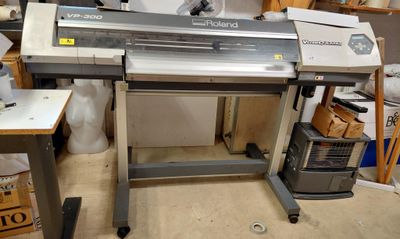 une machine posée sur une table dans une pièce
