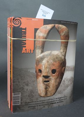 la couverture d'un livre sur laquelle figure un masque