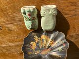deux paires de chaussures posées sur une table