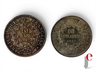 un gros plan de deux pièces de monnaie posées sur une surface blanche