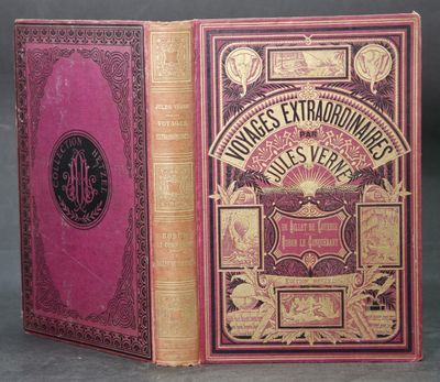 un gros plan d'un livre à la couverture rose posé sur une table