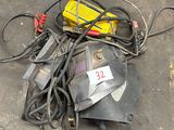 un tas de fils et d'autres équipements électriques par terre