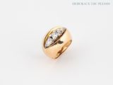 gros plan d'une bague en or et diamants sur fond blanc