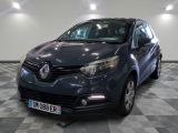 l'avant d'une voiture bleue est garé sur un sol à damier