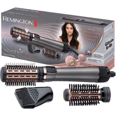 le sèche-cheveux est posé sur une boîte de brosses à cheveux