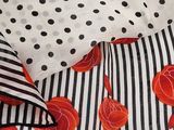 une écharpe rayée en noir et blanc, ornée de roses rouges