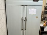 deux réfrigérateurs placés côte à côte dans une cuisine