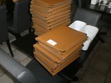 une pile de pizzas posée sur une table dans un restaurant