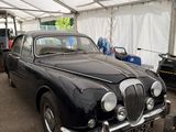 une voiture noire garée sous une tente blanche