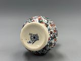 un petit vase orné d'un motif bleu et blanc