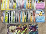 un tas de cartes pokemon posées sur une table