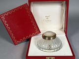 une boîte rouge contenant un flacon de parfum en verre