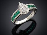 une bague en or blanc sertie d'une émeraude et de diamants