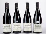 trois bouteilles de vin sont alignées sur une surface blanche
