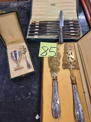 beaucoup de cuillères et de couteaux en argent dans une boîte