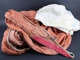 une image représentant un tas de vêtements sur fond noir