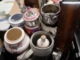 plusieurs tasses et soucoupes dans une boîte sur la table